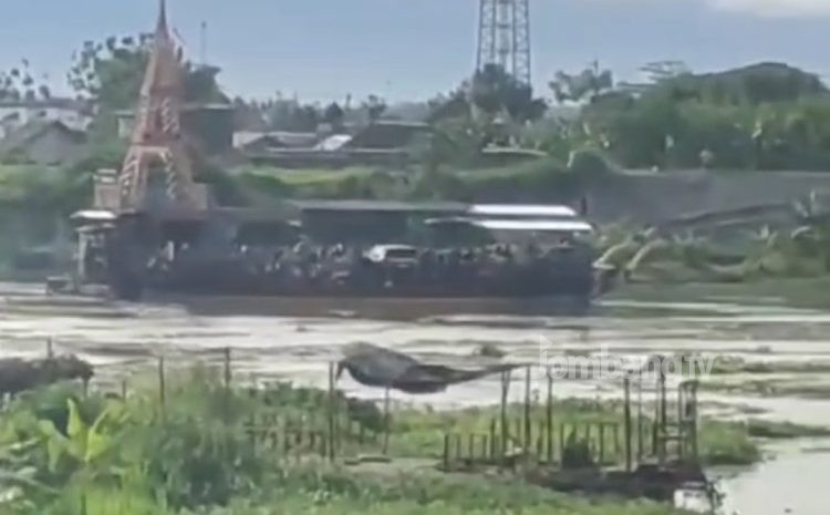 Terlilit Sampah, Perahu Penyebrangan Sungai Brantas di Jombang Hanyut