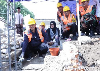 Pj Bupati Jombang Teguh Narutomo Melakukan Peletakan Batu Pertama Pembangunan Kantor Desa Jombang