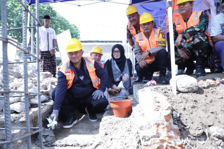 Pj Bupati Jombang Teguh Narutomo Melakukan Peletakan Batu Pertama Pembangunan Kantor Desa Jombang