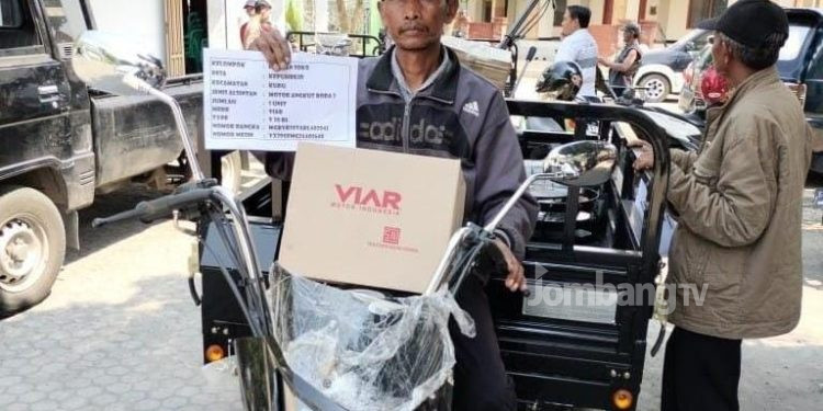 Poktan Soko Kecamatan Kudu Jombang Terima Bantuan Angkut Roda Tiga untuk Petani Tembakau Dari DBHCHT Tahun 2024