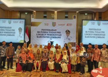 Plh. Kepala Disdikbud Jombang Dampingi 67 PNS Disdikbud Jombang Terima SK Pensiun