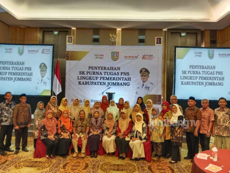 Plh. Kepala Disdikbud Jombang Dampingi 67 PNS Disdikbud Jombang Terima SK Pensiun