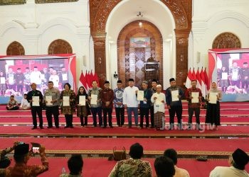 Serahkan 1.334 Sertipikat se-Banten, Menteri Nusron Komitmen Tingkatkan Sertipikasi Tanah Wakaf dan Rumah Ibadah