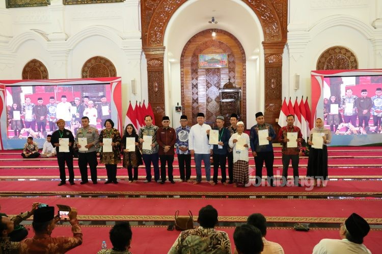 Serahkan 1.334 Sertipikat se-Banten, Menteri Nusron Komitmen Tingkatkan Sertipikasi Tanah Wakaf dan Rumah Ibadah