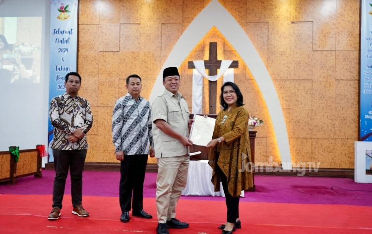 Jelang Perayaan Natal Menteri Nusron Serahkan Sertipikat untuk Gereja yang Berdiri sejak 1968