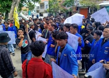 Tolak PPN 12 Persen, Ratusan Mahasiswa Unjuk Rasa di Gedung DPRD Jombang