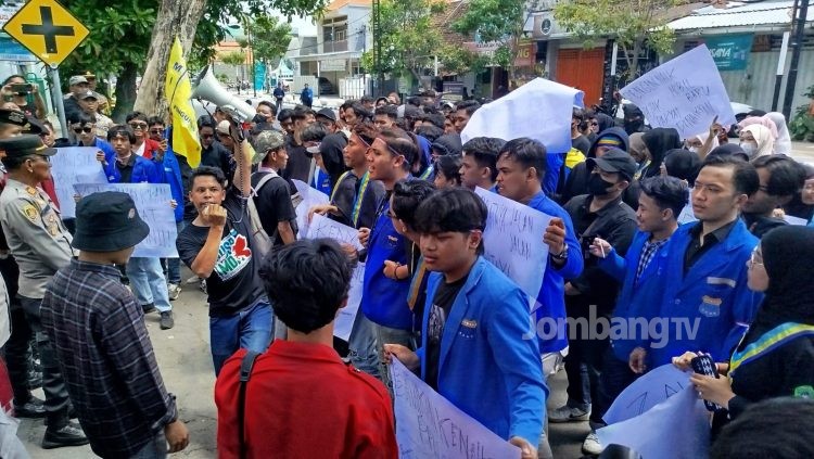 Tolak PPN 12 Persen, Ratusan Mahasiswa Unjuk Rasa di Gedung DPRD Jombang