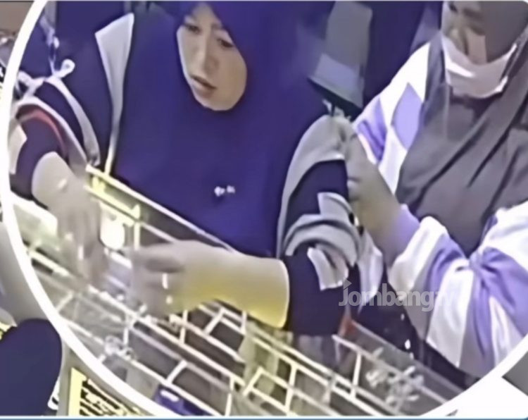 Sekelompok Emak-emak Terekam CCTV Curi Perhiasan di Toko Emas Cukir