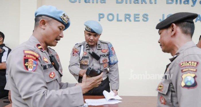 Cegah Pelanggaran, Propam Polresta Jombang Raya Cek Senpi Anggota