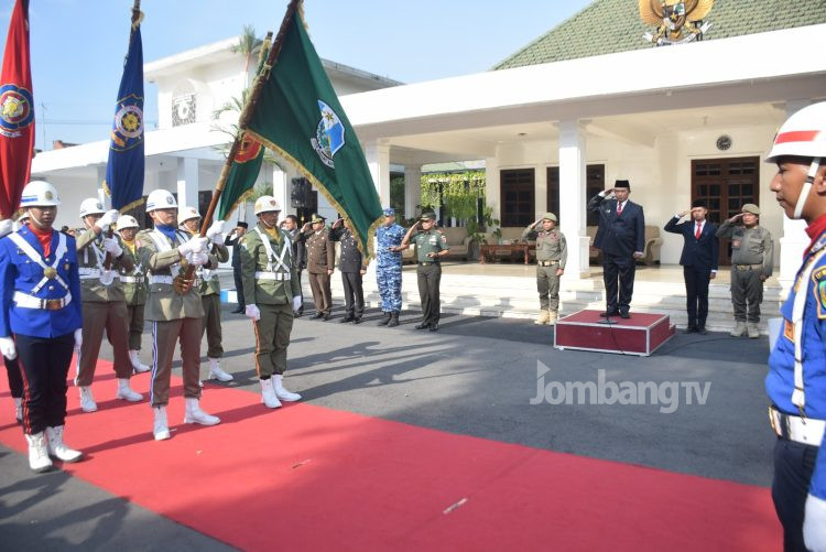 Kirab Pataka JBMB Tiba di Jombang, Disambut Lambaian Tangan Ratusan Pelajar Kota Santri