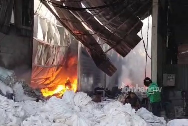 Pabrik Plastik di Jombang Dilalap si Jago Merah, Penyebab Belum Diketahui