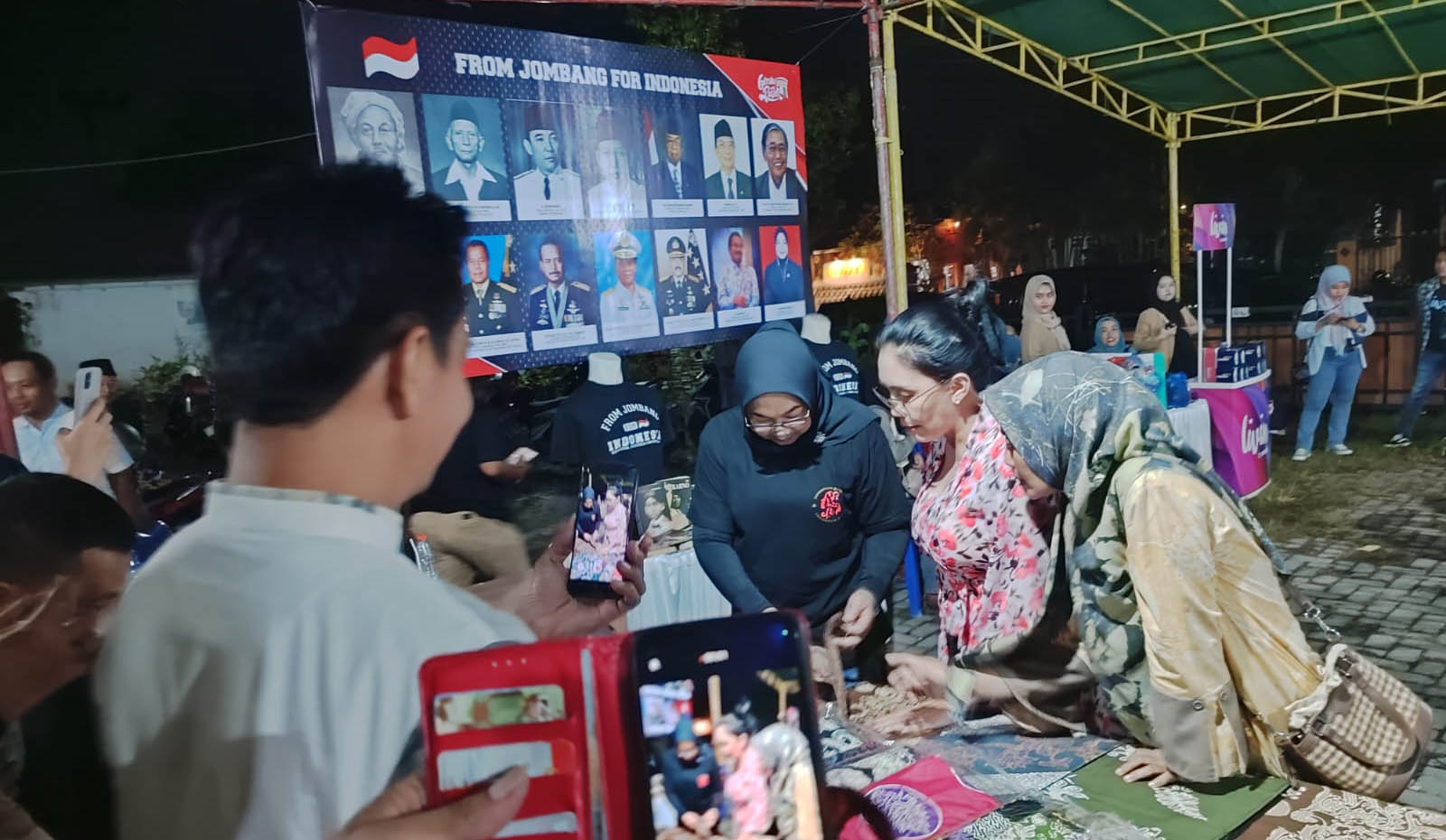 Anggota DPR RI Komisi VI Fraksi PDI Perjuangan Rieke Diah Pitaloka dan Sadarestuwati melihat kain batik saat menghadiri sarasehan bulan Bung Karno di Balai Desa Plandi Kabupaten Jombang, Rabu 11 Juni 2025. (Foto : ist)