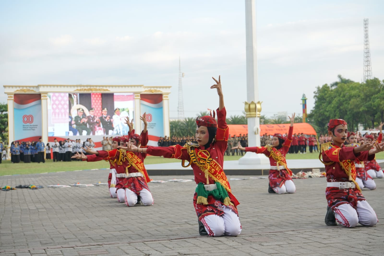 Aksi Polisi cilik tampil memukau saat berlaga di rangkaian penurunan bendera merah putih hari Kemerdekaan Republik Indonesia ke 88 tahun di alun-alun Jombang. Formasi POCIL tahun ini terdiri dari anak-anak pilihan dari dua sekolah di Kabupaten Jombang, yakni SDIT Arruhul Jadid dan SDN Jombatan 3. Total ada 31 siswa, baik laki-laki maupun perempuan.
