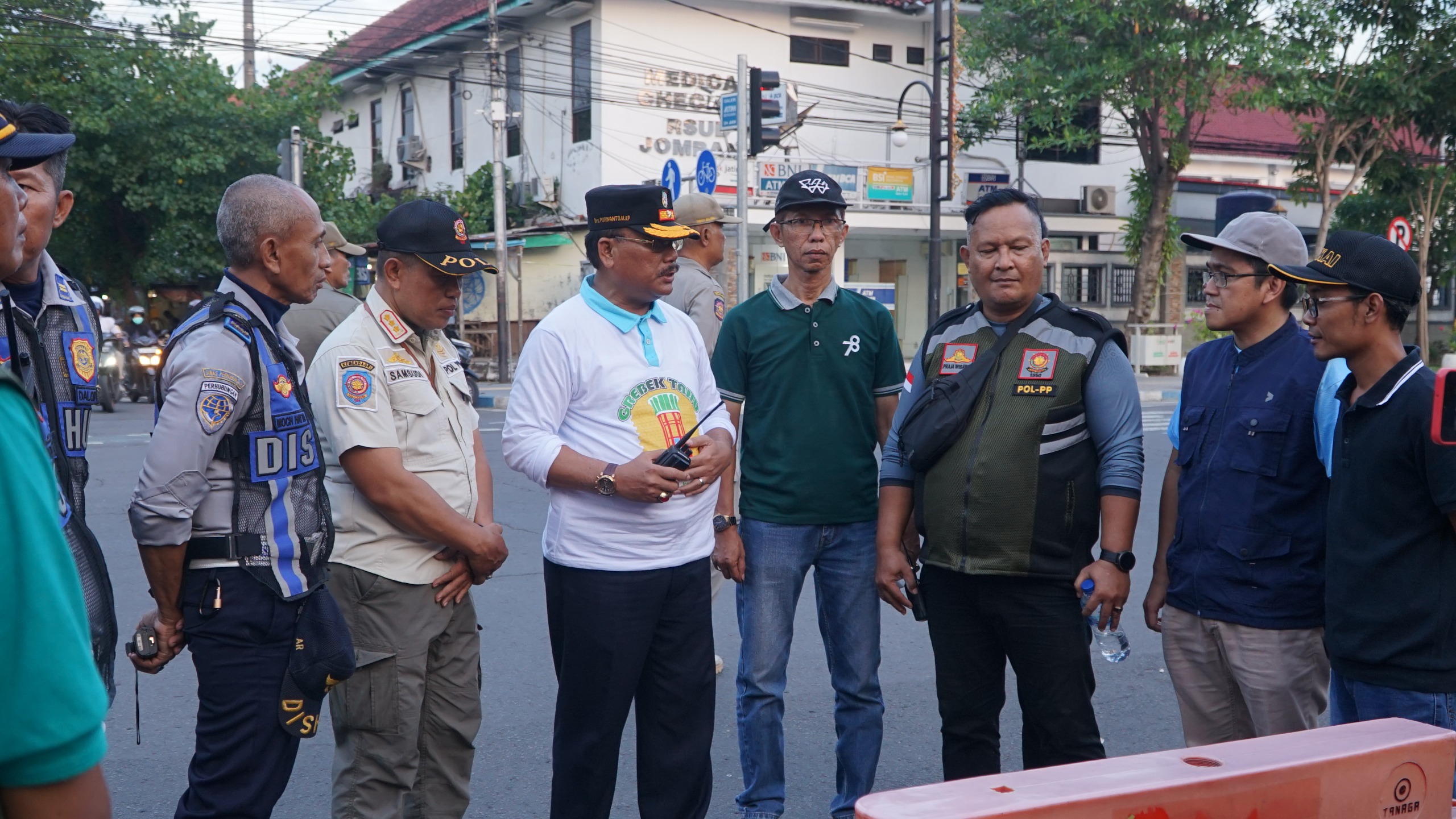 Plt Kasatpol PP Purwanto memimpin langsung operasi simpatik penertiban kabel dan tiang FO di perempatan Jalan IR. H. Juanda yang menutup pandangan terhadap traffic light. (Foto : Aan Kominfo untuk JombangTv)