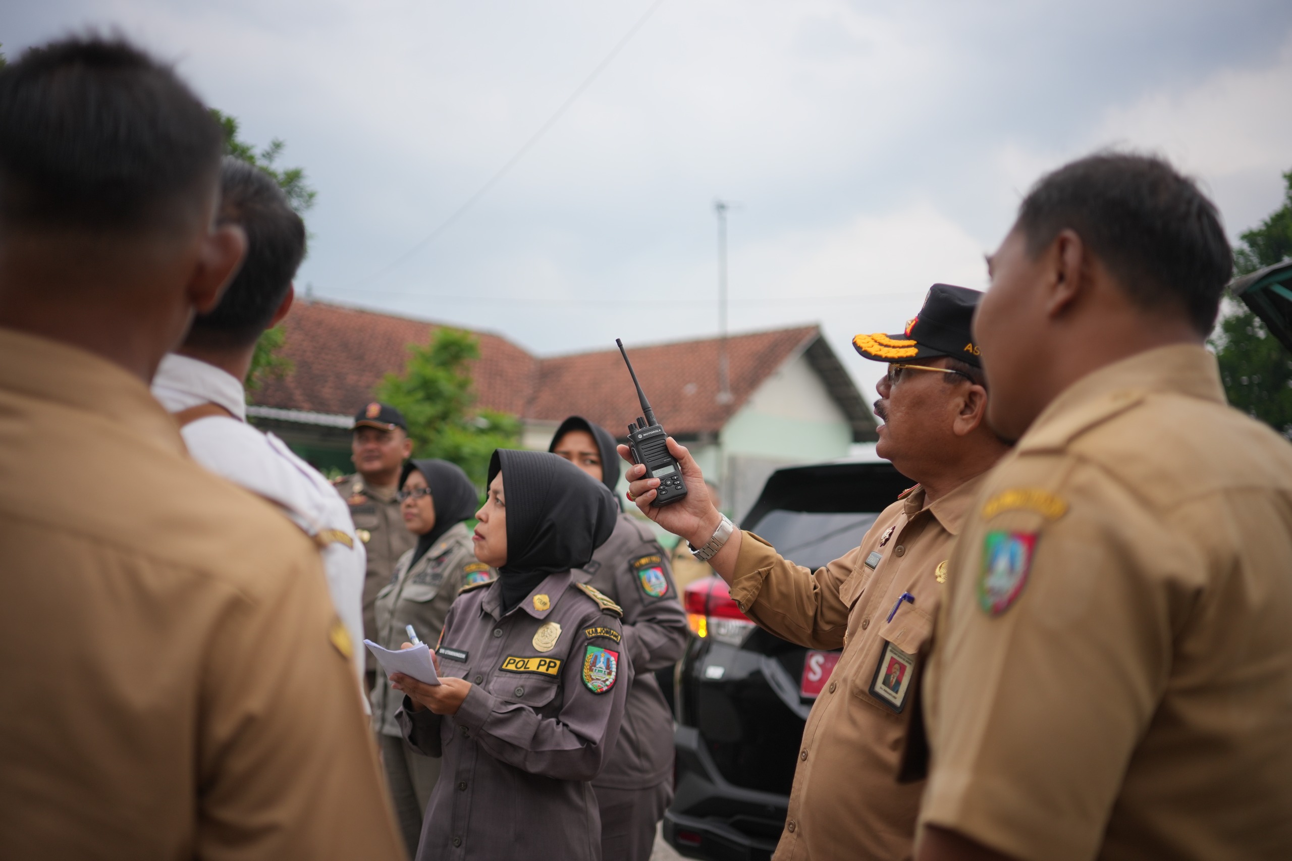 Operasi penertiban kabel fiber optik (FO) yang semrawut dipimpin langsung oleh Asisten Pemerintahan dan Kesejahteraan Rakyat (Kesra) sekaligus Plt. Kepala Satpol PP, Purwanto. (Foto : Aan Kominfo untuk JombangTv)