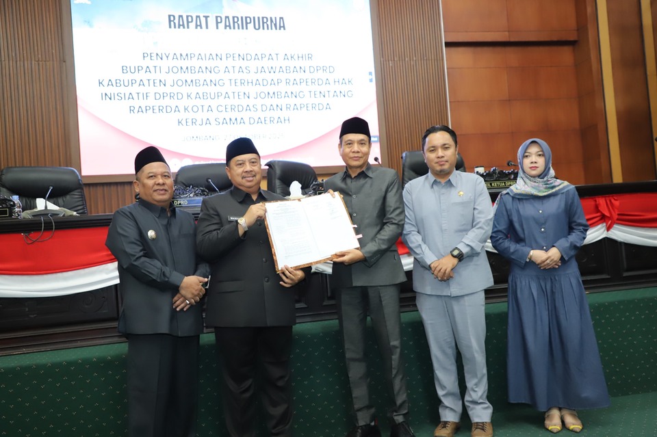 Dari Ruang Paripurna, Jombang Mulai Menyusun Masa Depan Cerdasnya, Dua Perda Inisiatif Disahkan