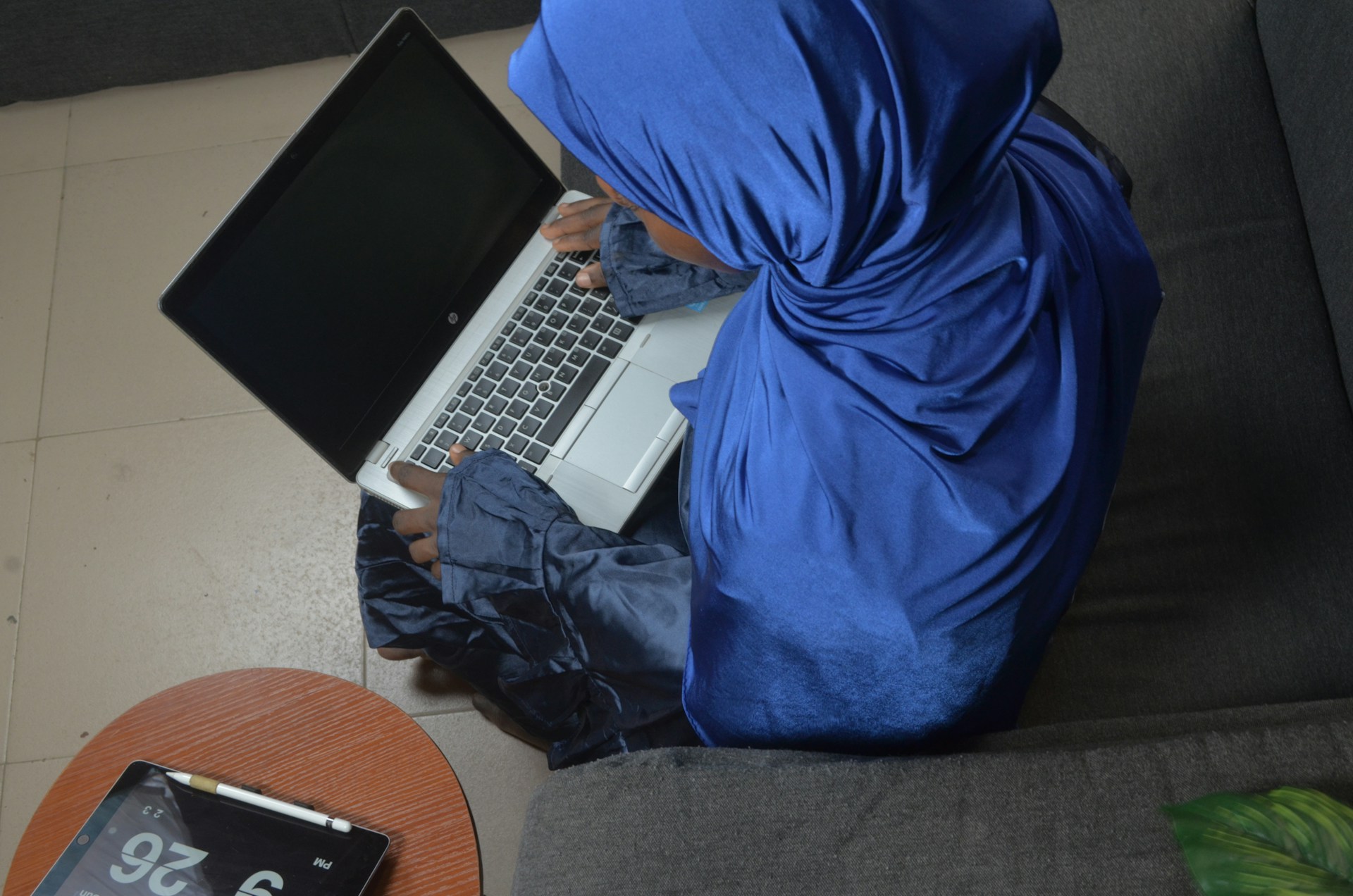 Maraknya penggunaan literasi digital memang seringkali masih ada pada permukaannya. Dalam arti, ketika seseorang atau anak mengakses konten digital dalam pembelajaran, ini sudah bentuk literasi digital. Tetapi yang penting dari ini lagi ialah bagaimana SDM di sekolah punya daya kreatif, produktif, kolaborasi, dan memiliki keterampilan dalam berkomunikasi. (Foto ilustrasi oleh Adeniji Abdullahi A di Unsplash)