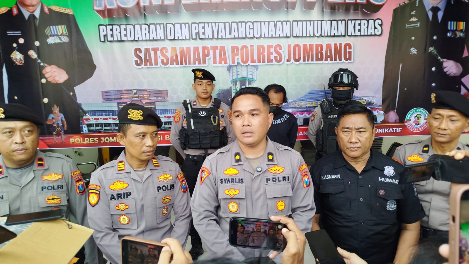 Polres Jombang Amankan Ratusan Botol Arak Bali dari Tangan Warga Kediri