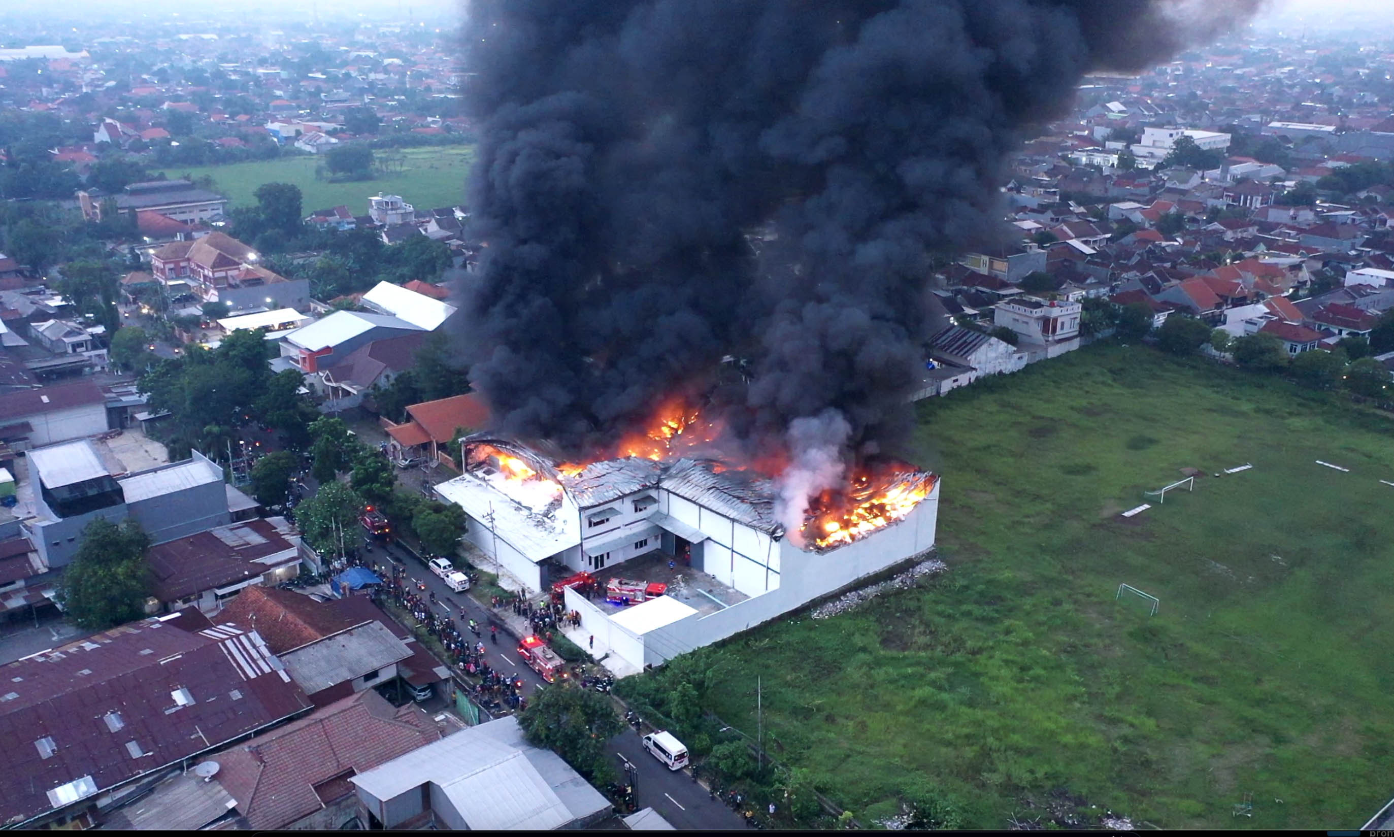 KEbakaran hebat menghanguskan sebuah gudang berisi boneka dan plastik, Senin (24/11) di Desa Mojongapit Kecamatan Jombang