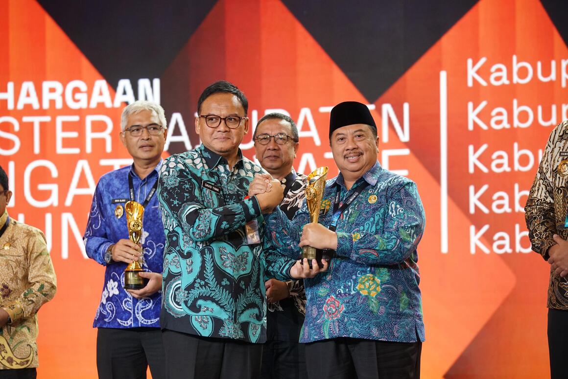 Bupati Warsubi dan Langkah Cepat Inovasi: Kabupaten Jombang Raih Penghargaan IGA 2025
