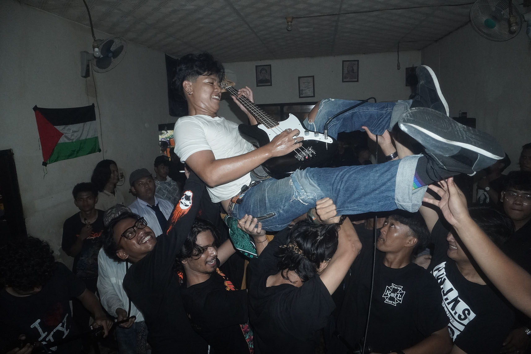 Sekelompok anak muda tergabung dalam sebuah kolektif Art Of Charity Jombang, menghelat gigs bertajuk Solidarity For Sumatra. Digelar di Unggah-Ungguh Coffe Jombang, Jum'at (12/12/2025)