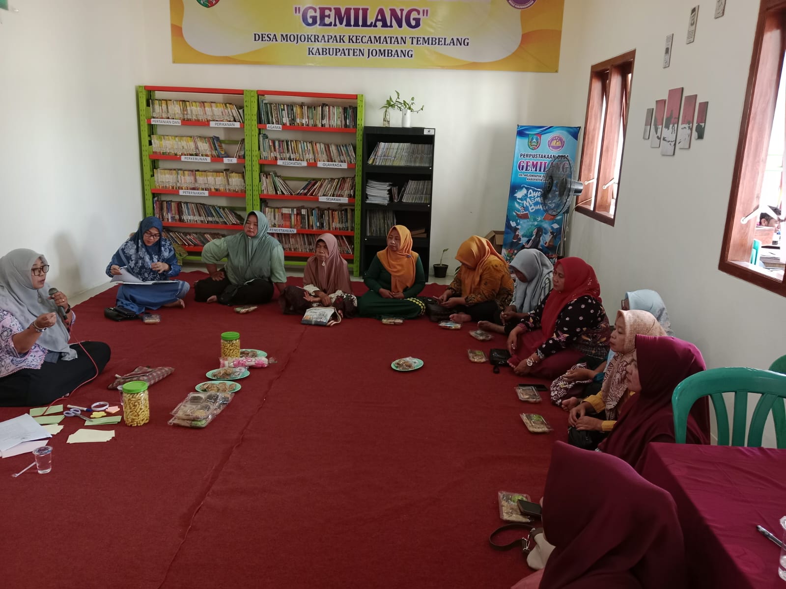 Di Karpet Merah Perpustakaan Desa, Perempuan Mojokrapak Belajar dan Menyampaikan Aspirasi