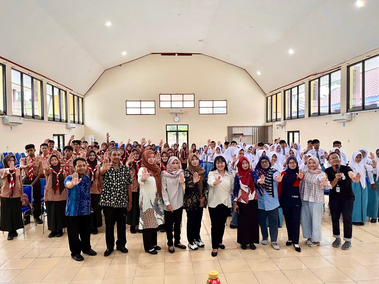 “Berani Bermimpi, Berani Lindungi Diri” Menjadi Pesan Utama Puspa Arimbi untuk Pelajar SMKN 1