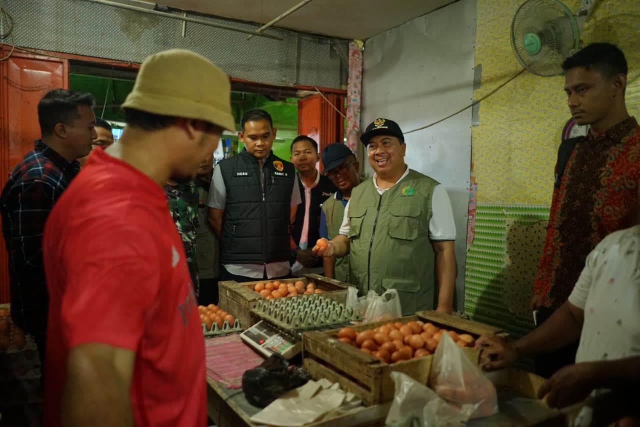 Pasar Jadi Barometer, Bupati Warsubi Pastikan Harga Sembako Tetap Terkendali Jelang Nataru