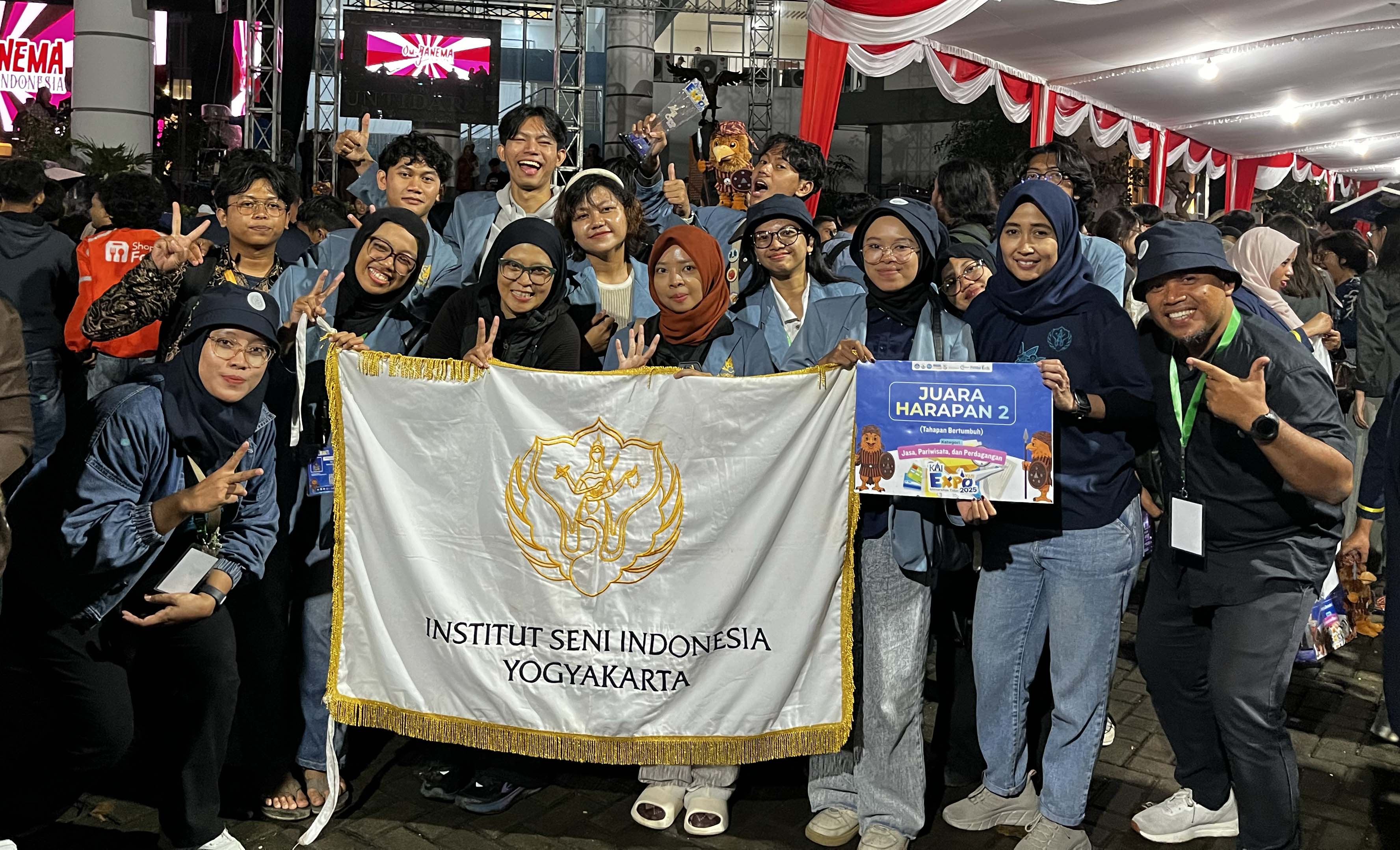 Foto : Mahasiswa asal Kabupaten Jombang, bersama tim Artamotion meraih Juara Harapan 2 KMI-Award kategori Jasa, Pariwisata, dan Perdagangan Tahapan Bertumbuh pada KMI-EXPO XVI di Universitas Tidar, Magelang (dok.artamotion.id/jombangtv)
