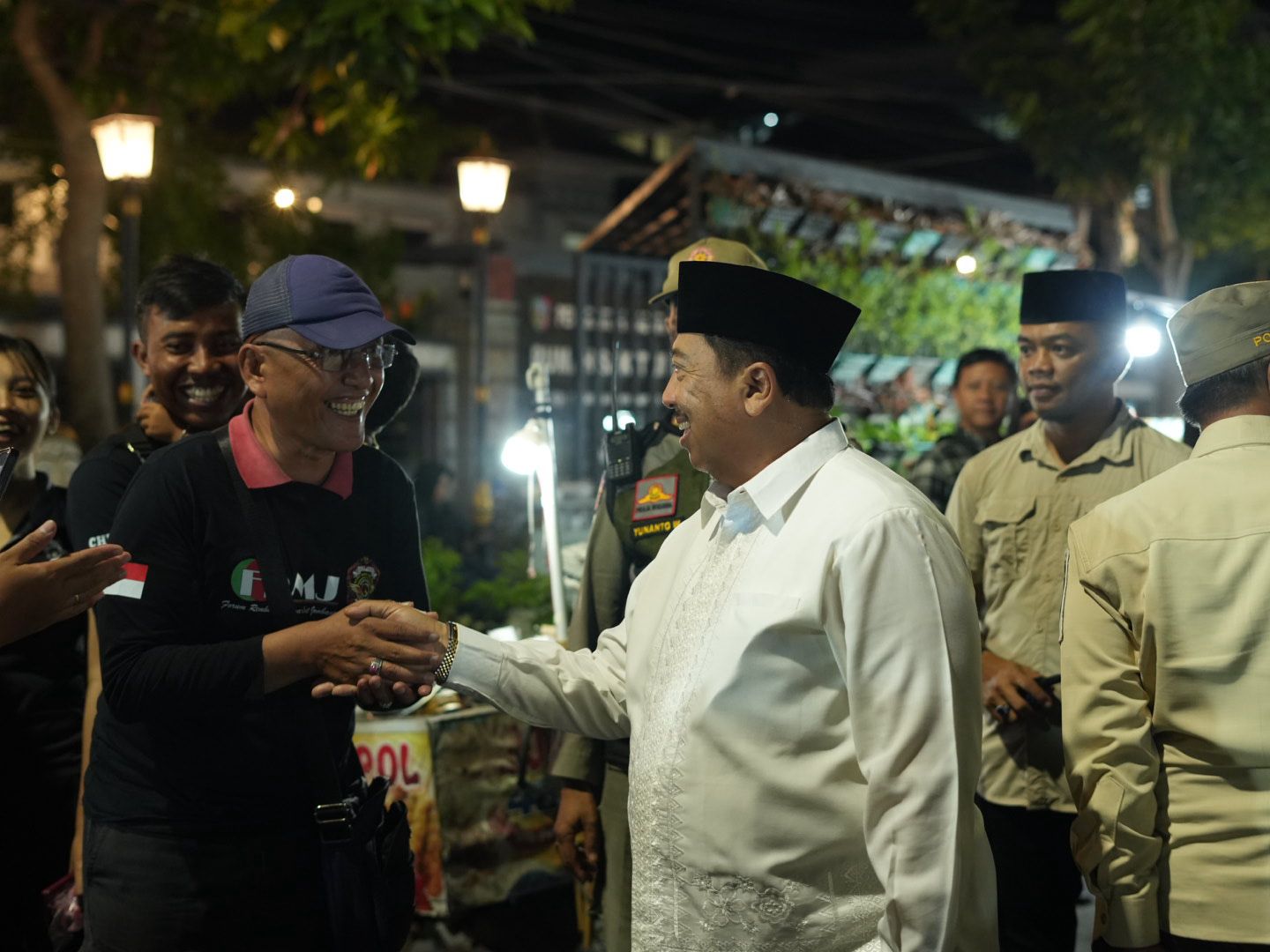 Dari Doa ke Jalanan Kota: Malam Tahun Baru Bupati Warsubi Bersama Warga Jombang
