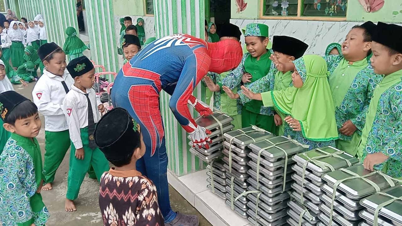 Aksi “Spiderman” Antar MBG di MI Bustanul Ulum Jombang Patut Diapresiasi