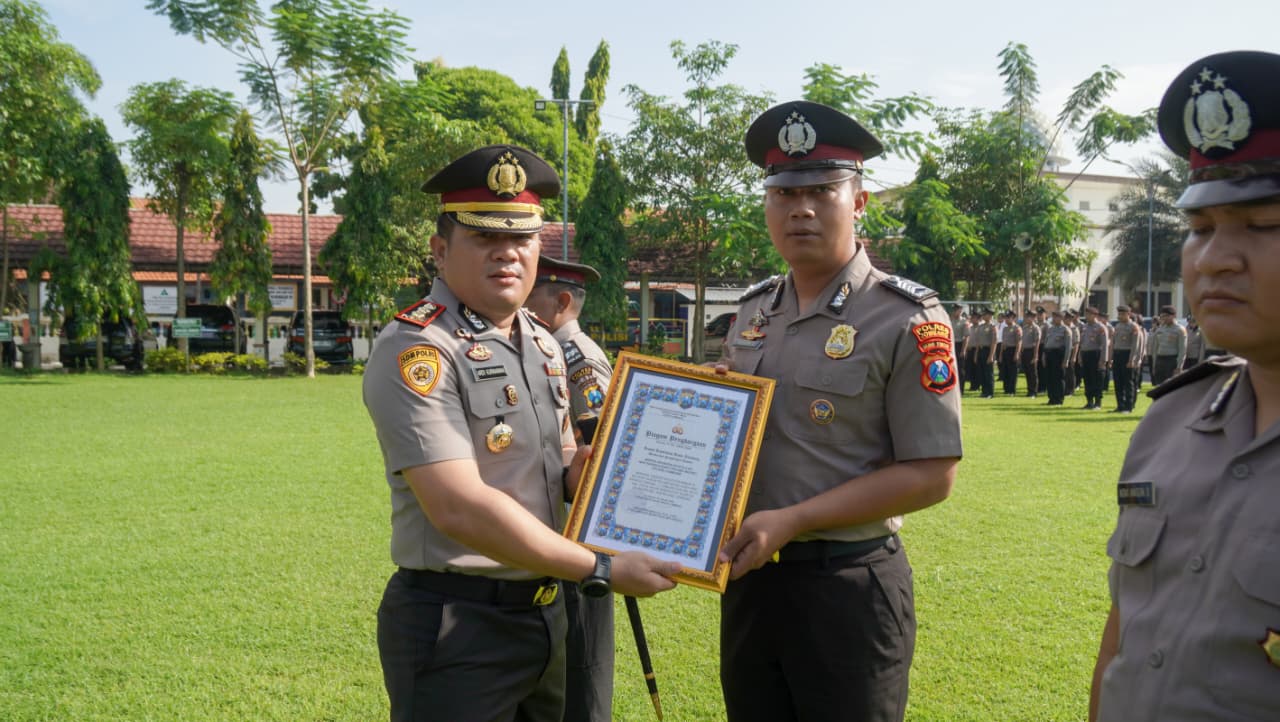 Apresiasi Dedikasi, Kapolres Jombang Beri Penghargaan Anggota Polsek Ngoro dan Warga Sipil