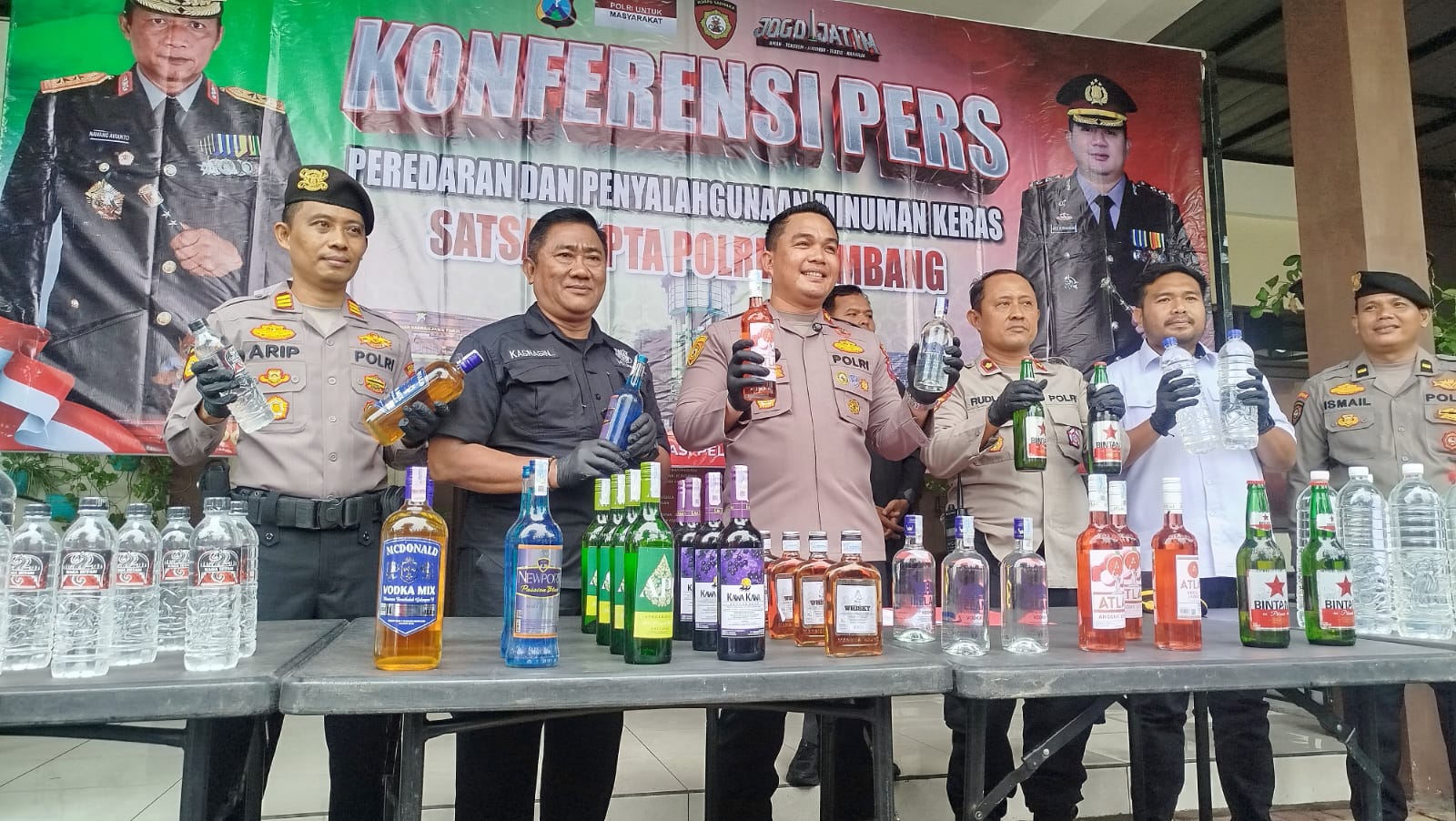 Polres Jombang Bongkar Gudang Miras di Jogoroto, Ratusan Botol Disita