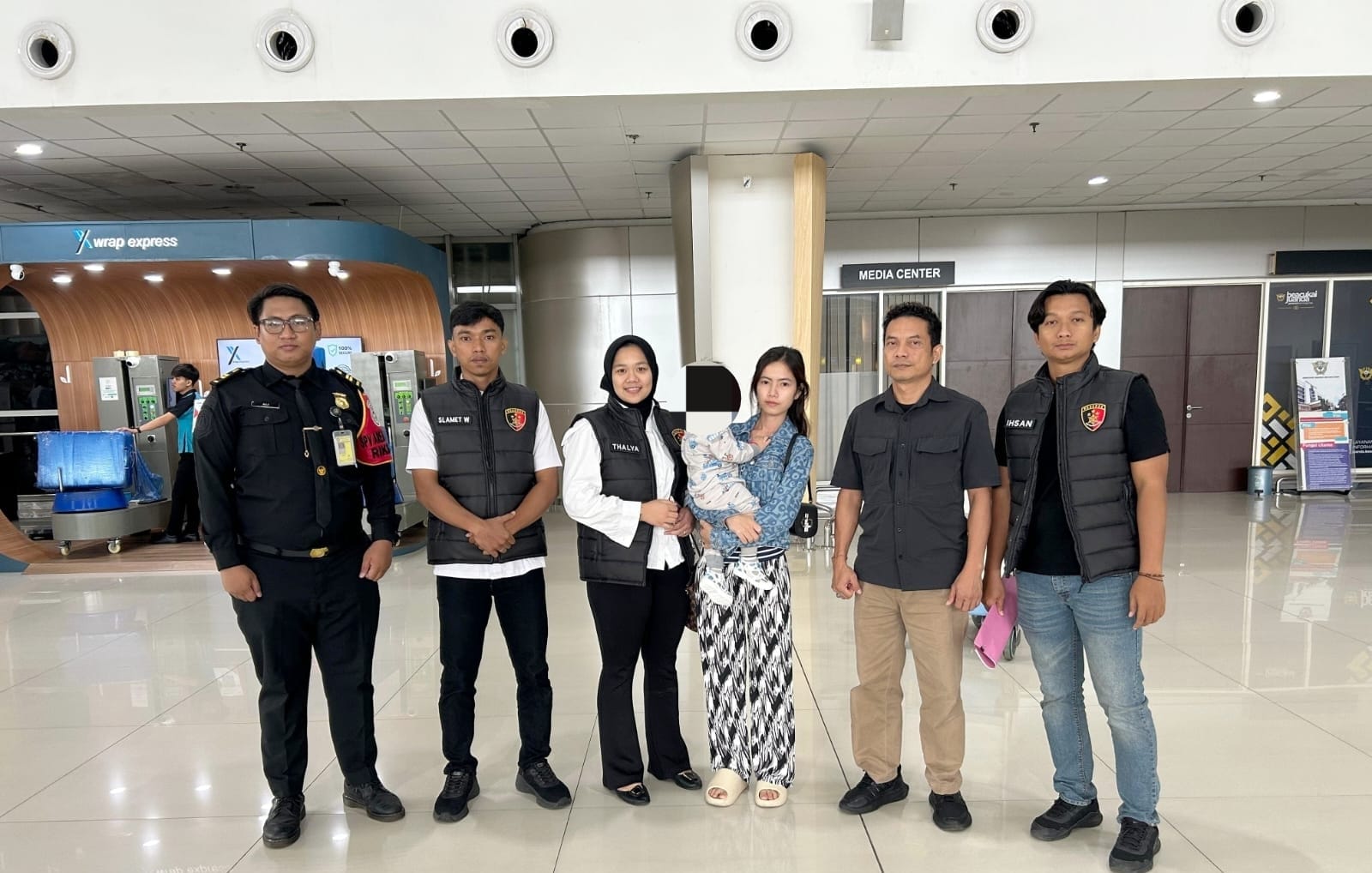 Alami KDRT di Jombang, Polisi Bantu WNA Kamboja dan Bayinya Pulang ke Negara Asal