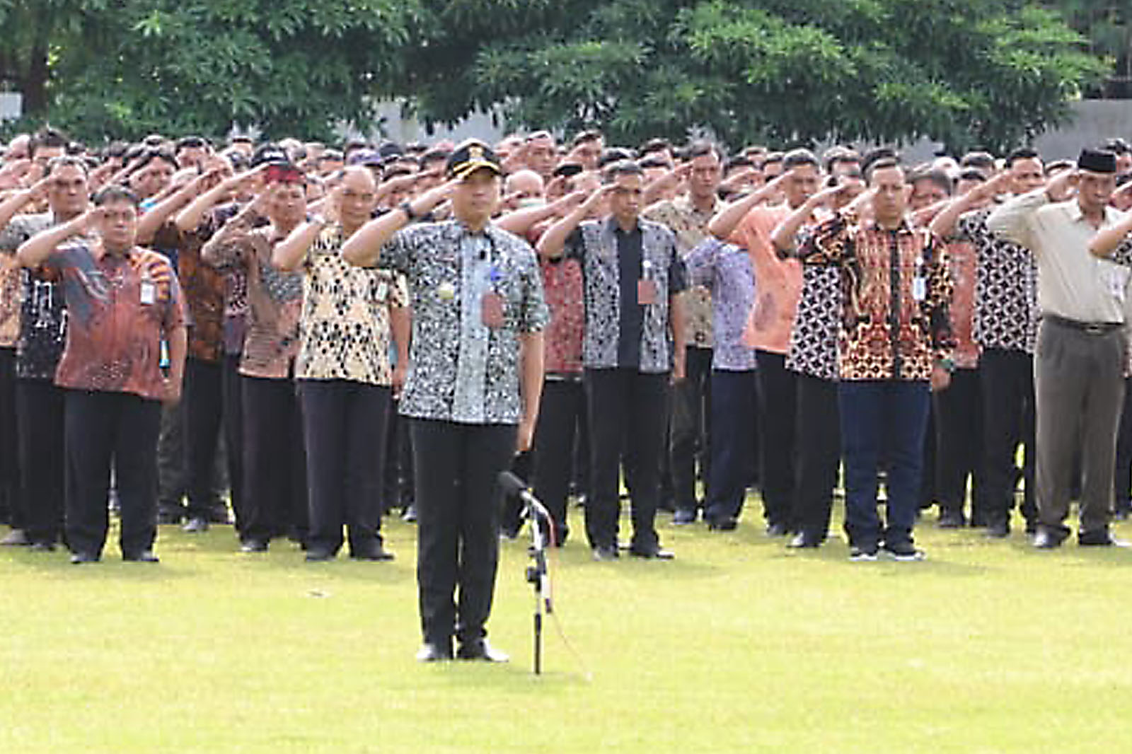 Apel awal tahun dipimpin langsung Bupati Jombang Warsubi di lapangan Pemkab Jombang, Jum'at (2/1/2026)