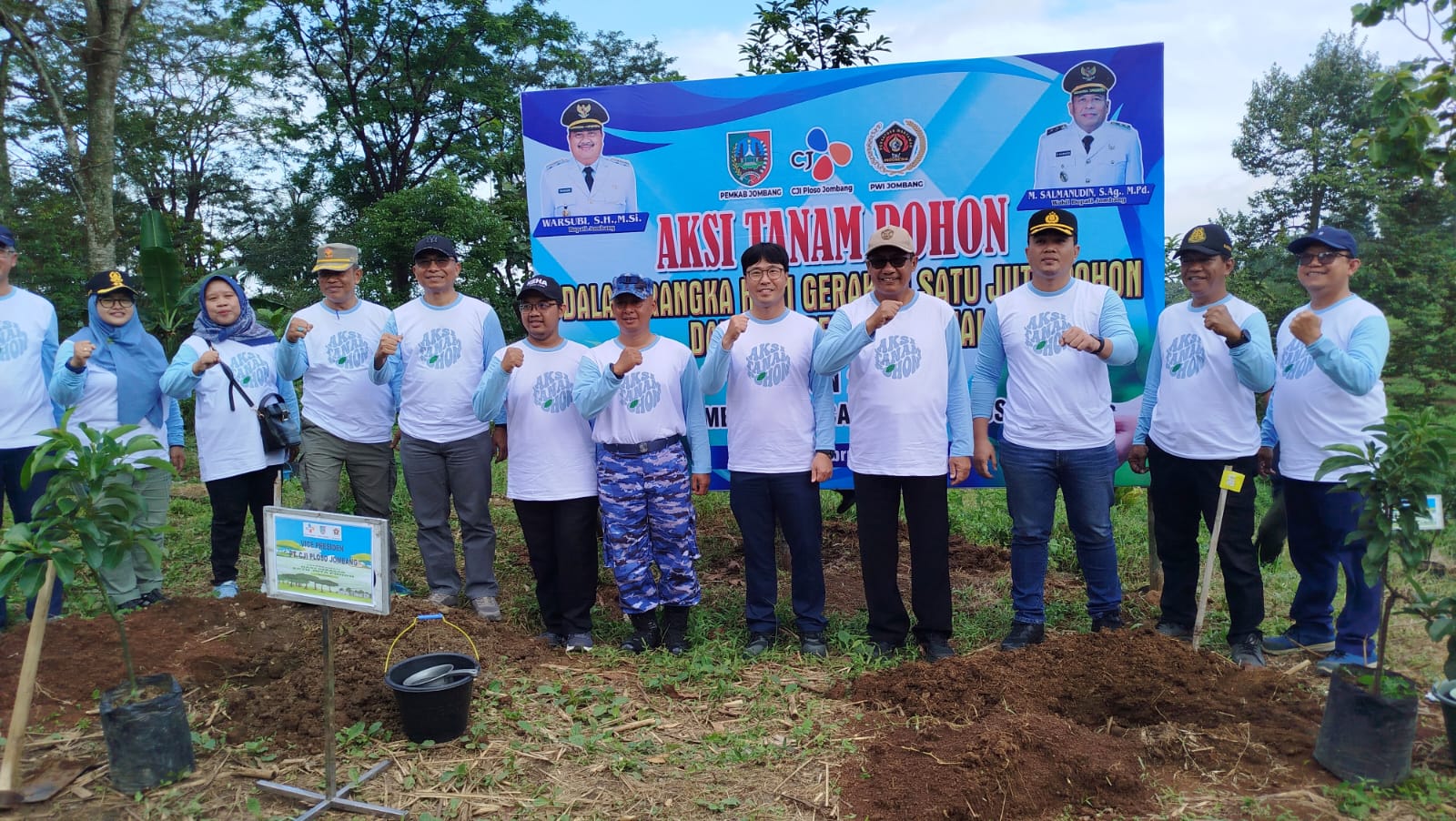 Hari Gerakan Satu Juta Pohon, PT CJI Kolaborasi dengan DLH dan PWI Jombang Tanam Ribuan Pohon