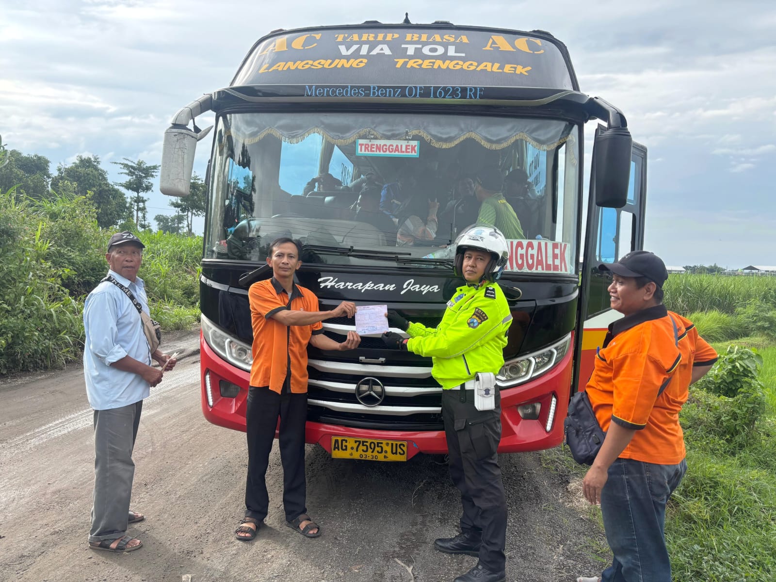 Tindak Bus Ugal-ugalan di Jombang, Polisi Terapkan Tilang dan Sanksi “Parkir Paksa” 15 Menit