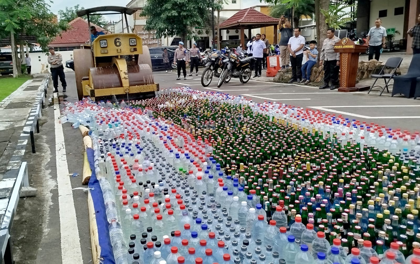 Jelang Ramadhan 1447 H, Polres Jombang Hancurkan Belasan Ribu Botol Miras