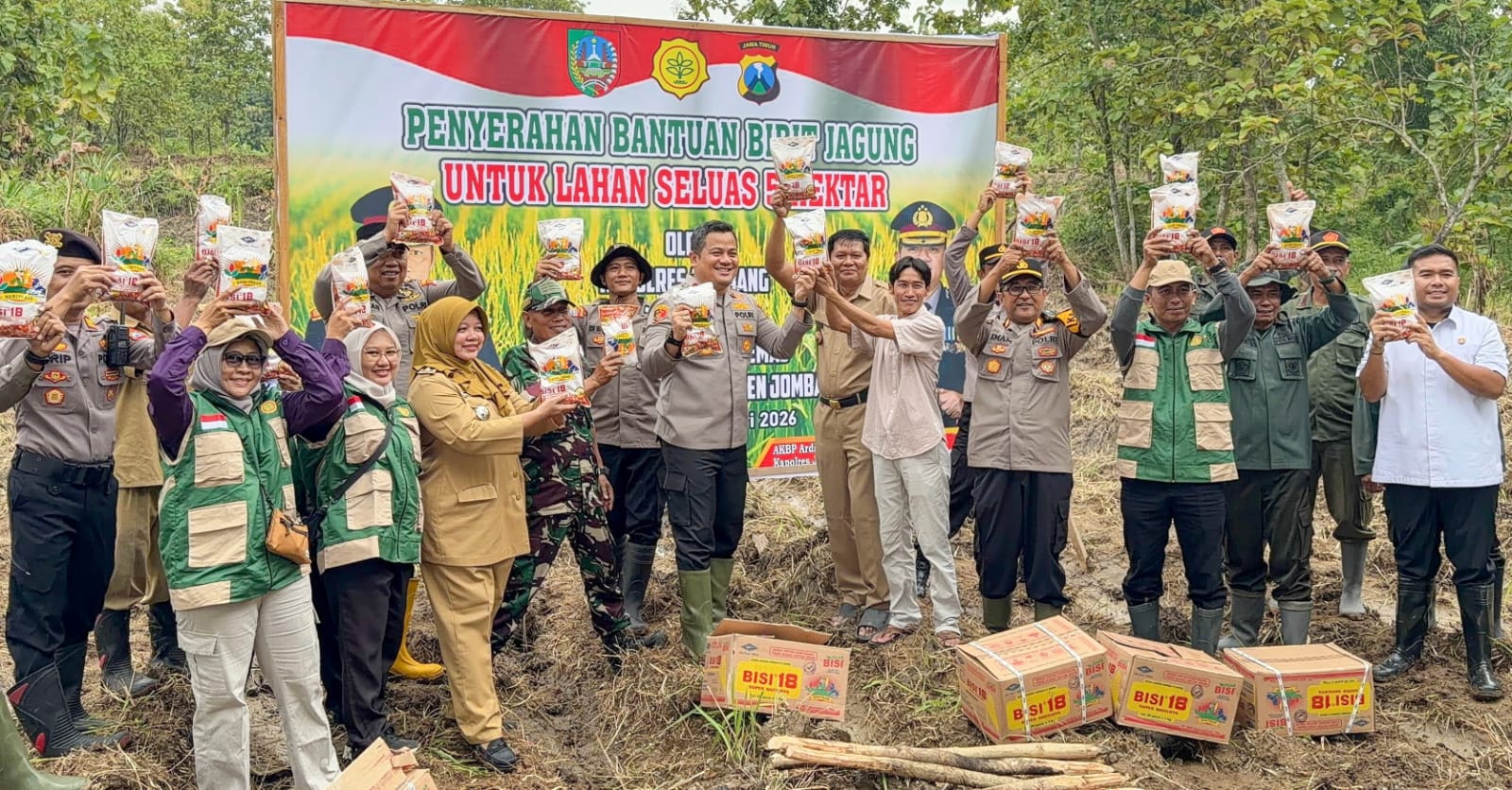 Perkuat Ketahanan Pangan, Kapolres Jombang Salurkan Bantuan Bibit Jagung di Desa Katemas