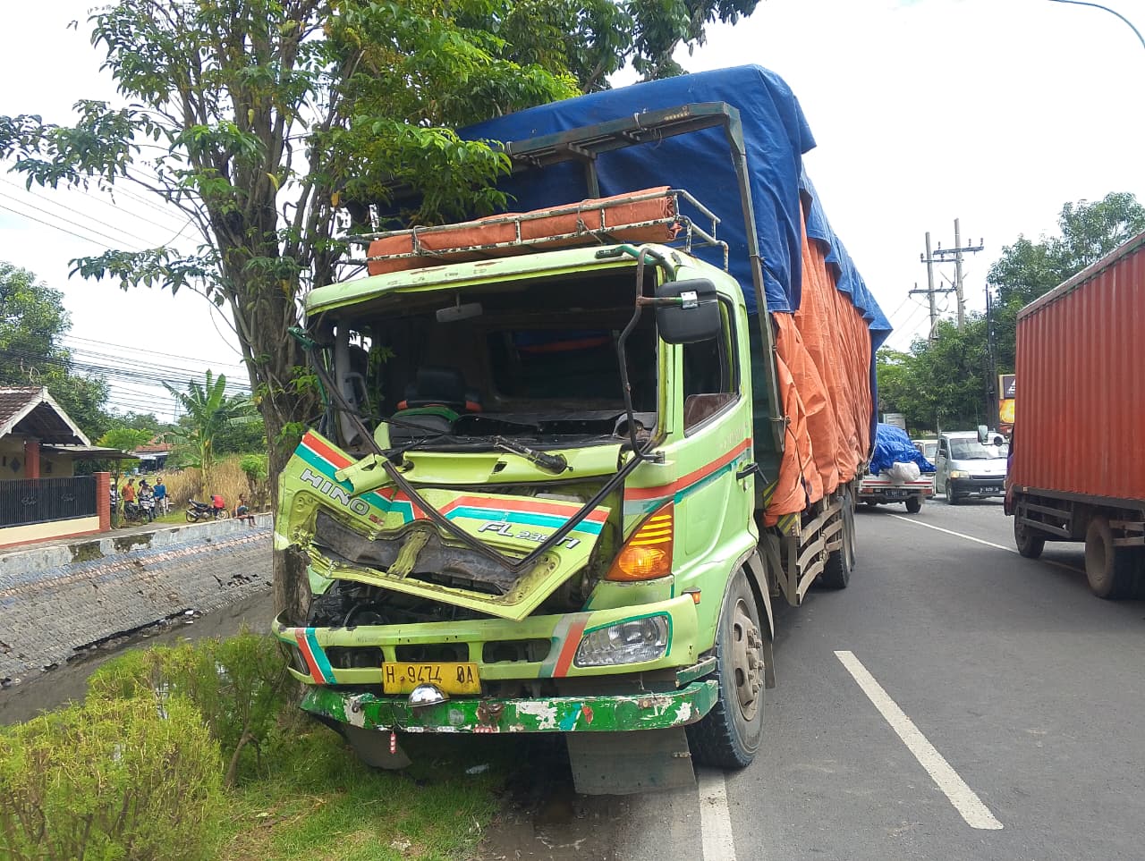 Gagal Jaga Jarak, Tronton Hantam Bak Dump Truck di Jombang