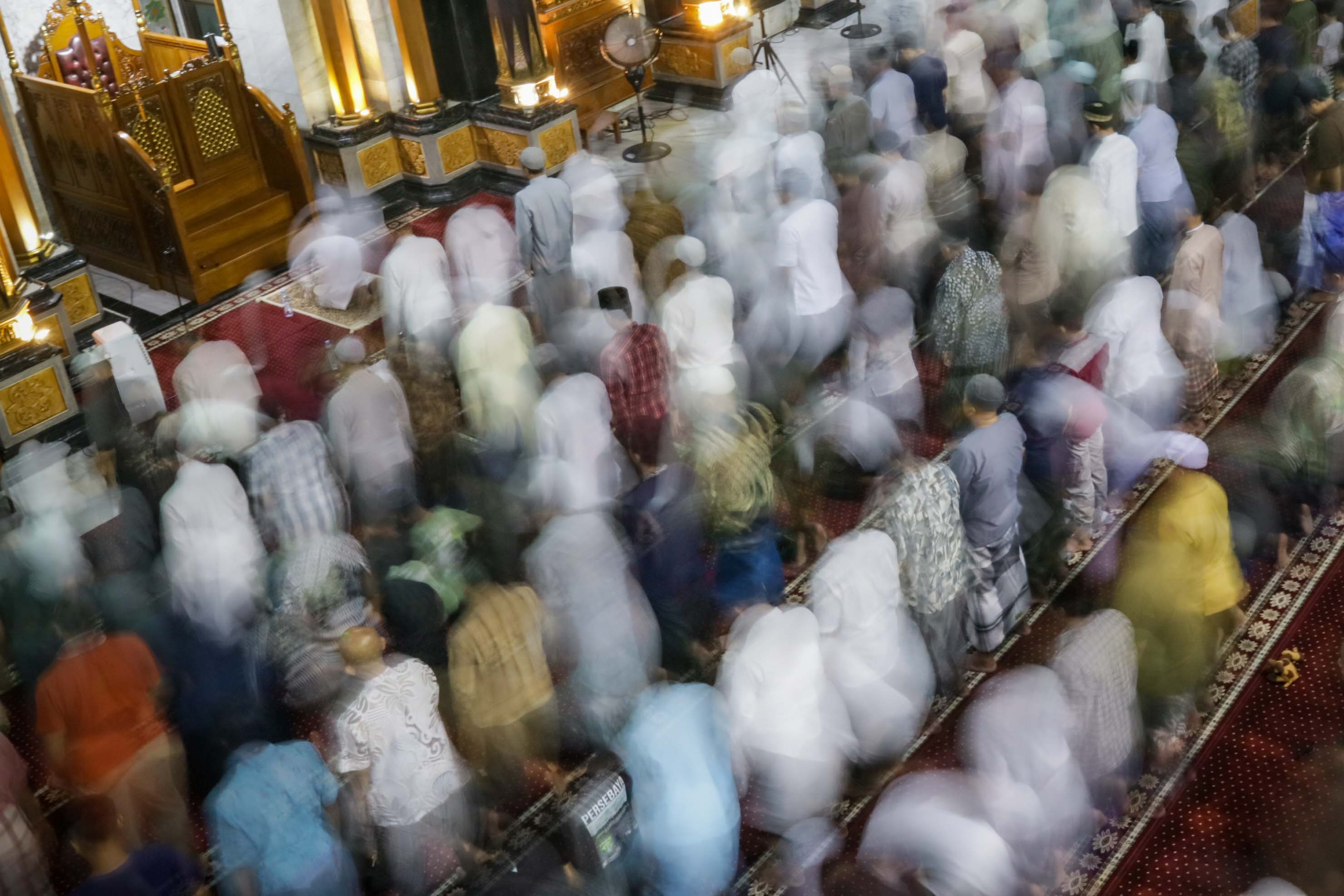 FOTO : Tarawih Perdana 1447 H, Jamaah Padati Masjid Agung Baitul Mukminin Jombang