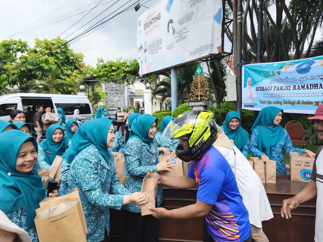 Menebar Berkah di Jalanan, TP PKK Jombang Bagikan 300 Paket Takjil