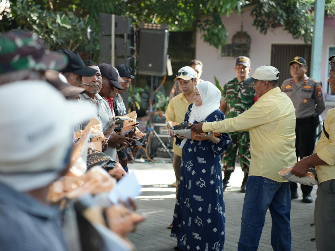 Antrean Becak Mengular, Ribuan Tukang Becak Sambut Sedekah Keluarga Bupati Warsubi