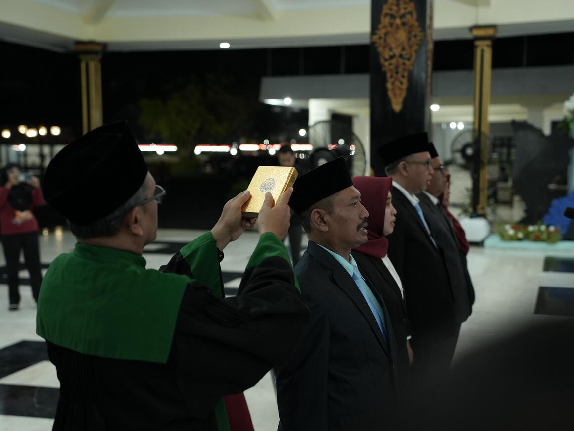 Lima Pejabat Tinggi Pratama Dilantik Malam Hari, Bupati Warsubi Tegaskan Profesionalisme Tanpa Kompromi