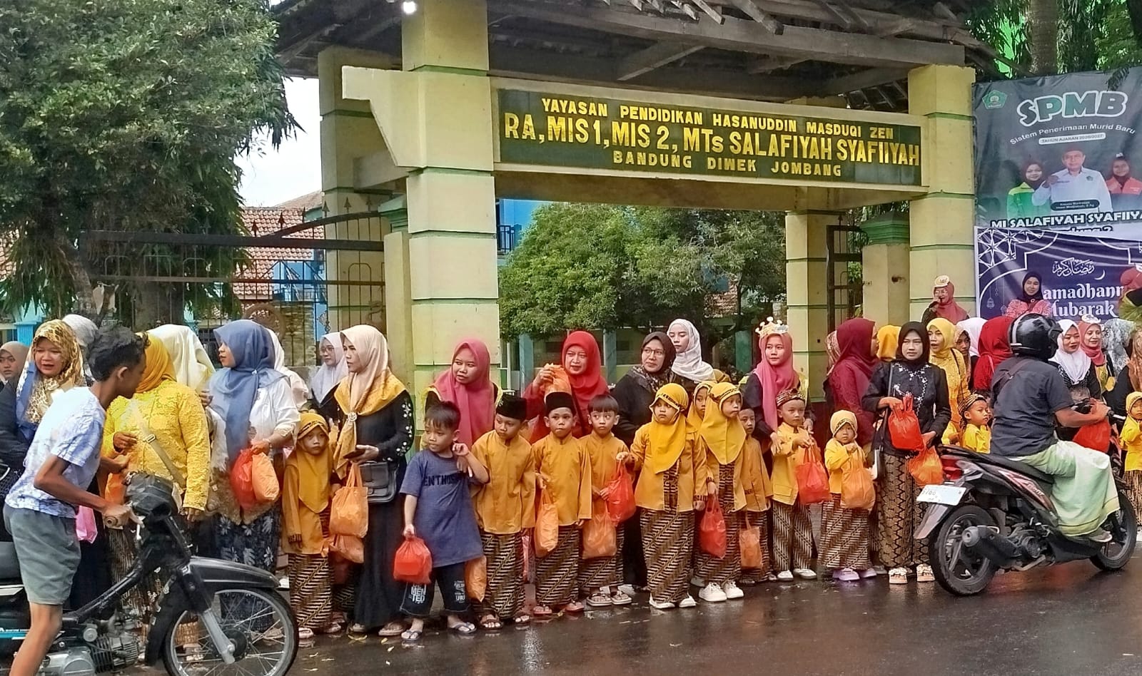 Siswa RA Muslimat Bandung 1 Jombang Berbagi 1.000 Takjil dengan Kostum Unik