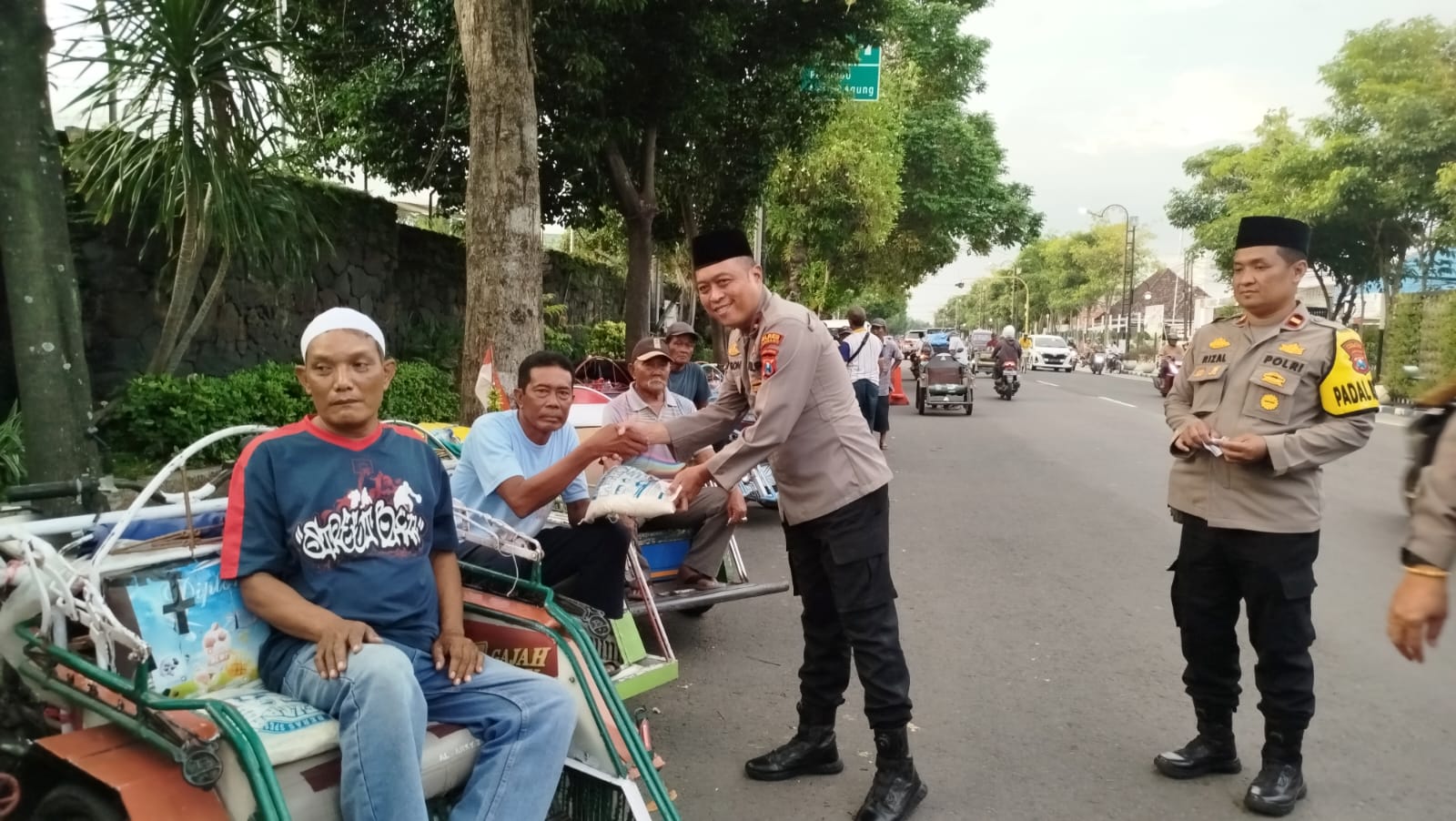 Ratusan Tukang Becak di Jombang Bukber dan Terima Sembako dari Polisi