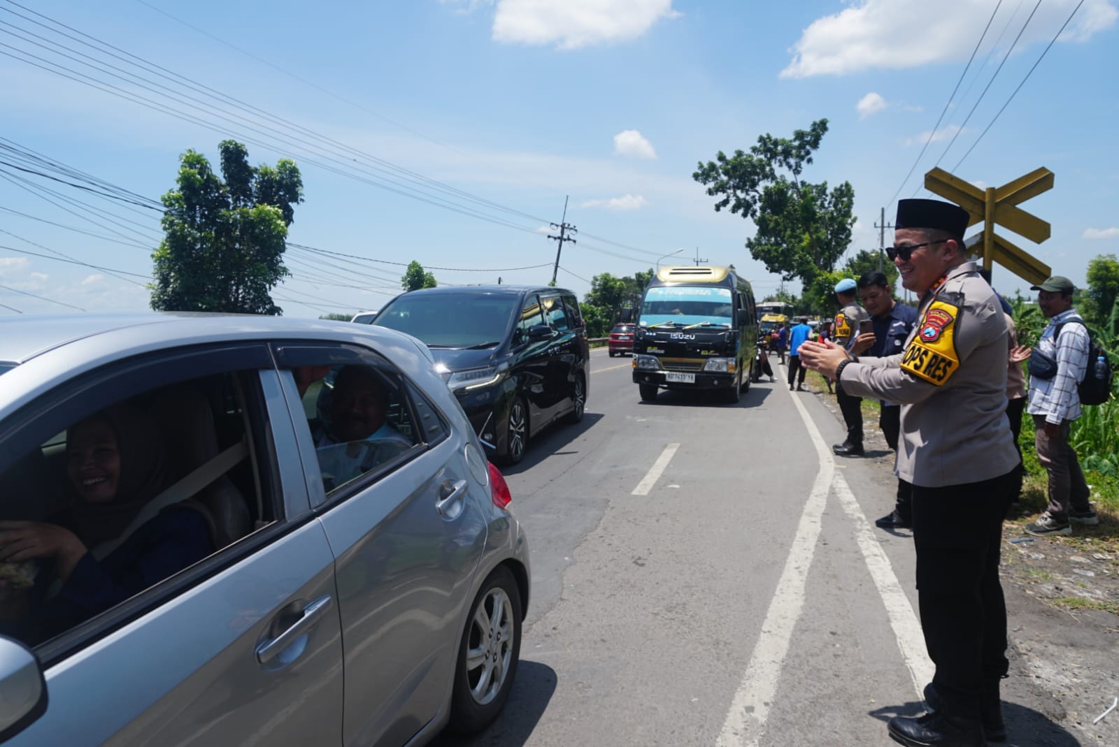 Lawan Macet di Jalur Arteri, Kapolres Jombang Turun Jalan sambil Borong Dagangan Asongan untuk Pemudik