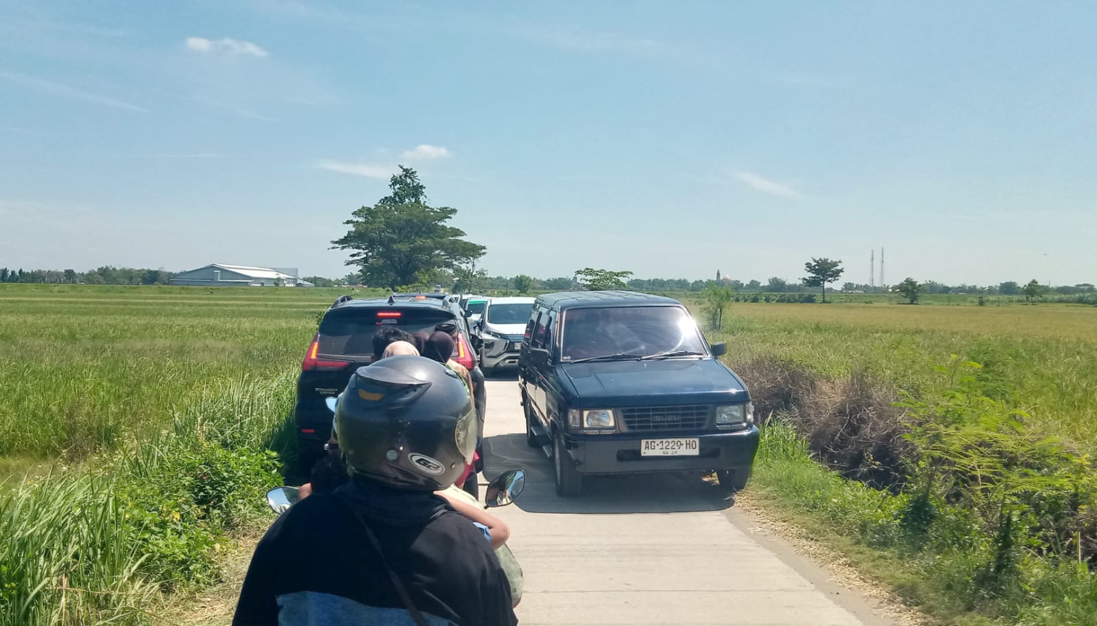 Hindari Macet Jalur Arteri, Ratusan Pemudik ‘Serbu’ Jalan Tikus di Jombang Hingga Lumpuh