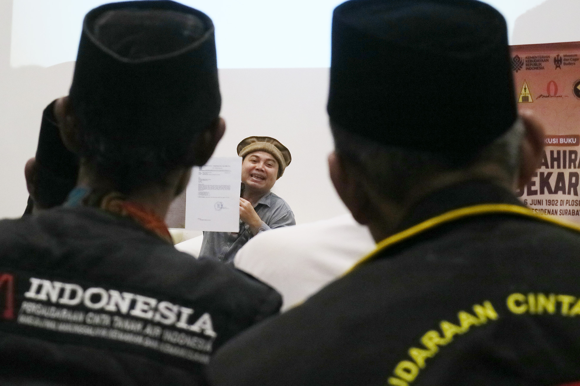 Peserta diskusi sejarah di Museum MINHA Tebuireng membedah dua buku untuk menelusuri jejak Bung Karno di Ploso, sebagai upaya rekonstruksi sejarah (Foto : Luhur Wijaya)