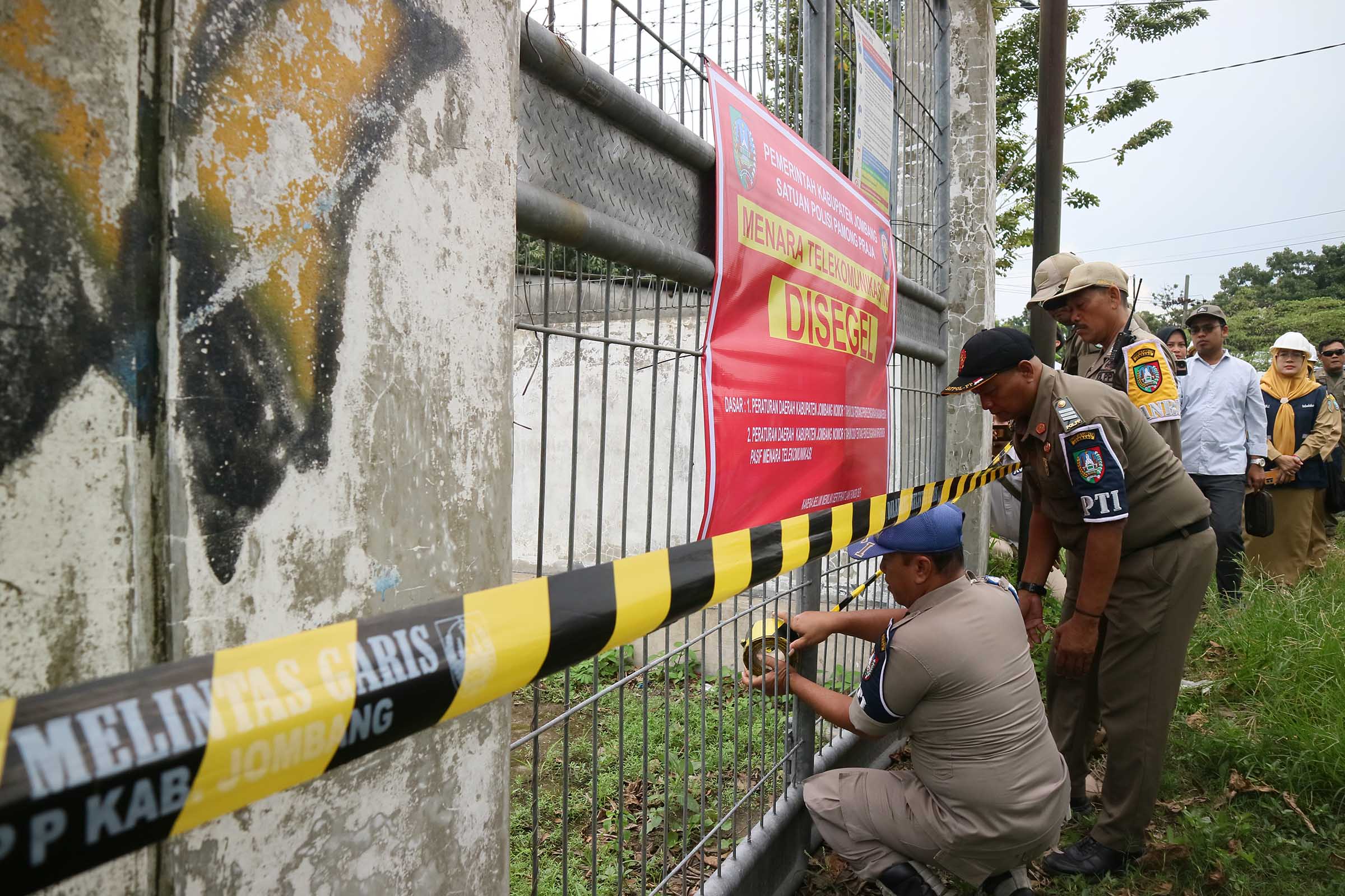 Petugas gabungan melakukan penyegelan terhadap sejumlah tower BTS yang belum memiliki Sertifikat Laik Fungsi (SLF), Senin, (2/03/2026)